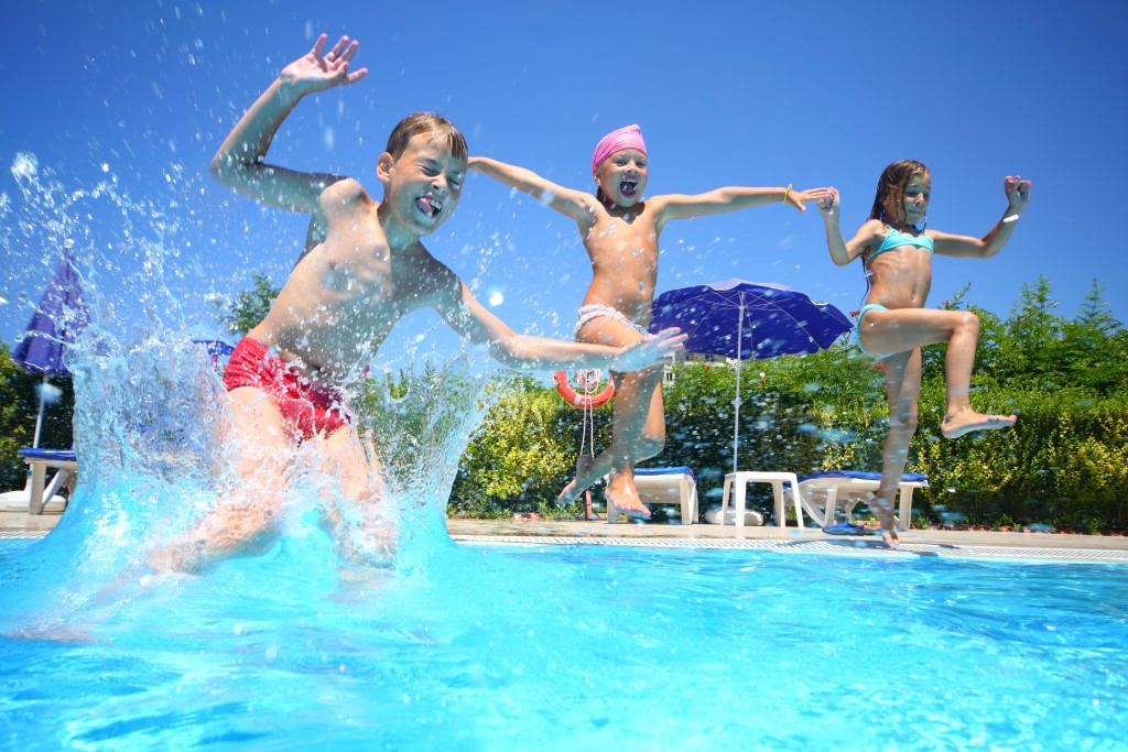 shutterstock 140089714 kids jumping into pool
